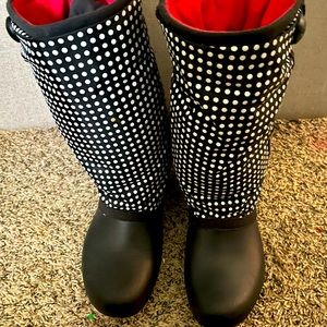 Women’s size 8 Crocs snow boots - waterproof!